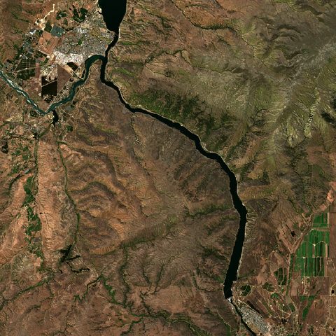 Satellite photo of the same 20 km square around Lake Dunstan + Cromwell Gorge